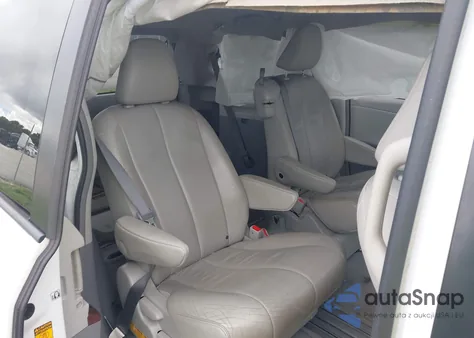 2014 Toyota Sienna Xle V6 8 Passenger z USA, uszkodzony, nr VIN 5TDYK3DC3ES450586